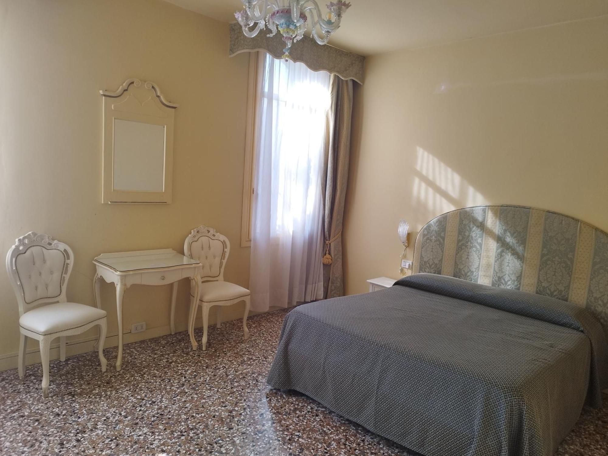 Alloggi Acquavita Affittacamere *